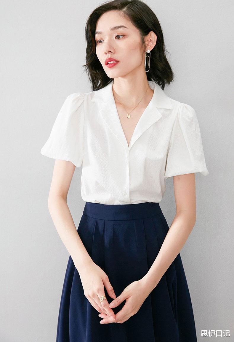 夏季的通勤穿搭，更适合休闲淑女风，展现优雅与知性的气质