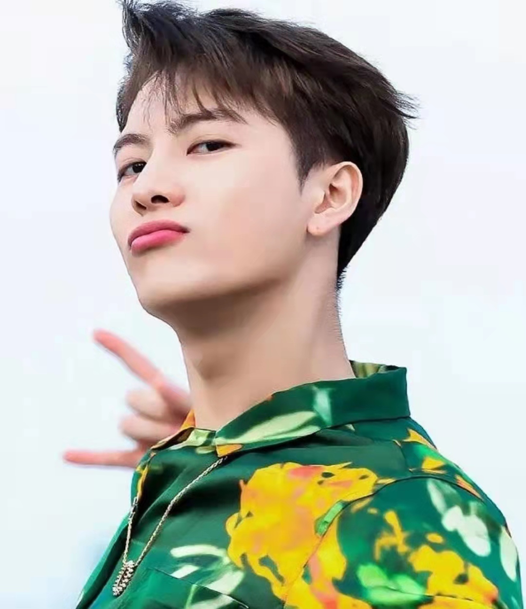 王嘉尔|王嘉尔公司发布声明,回应和两位美女过夜,称严重侵犯艺人隐私