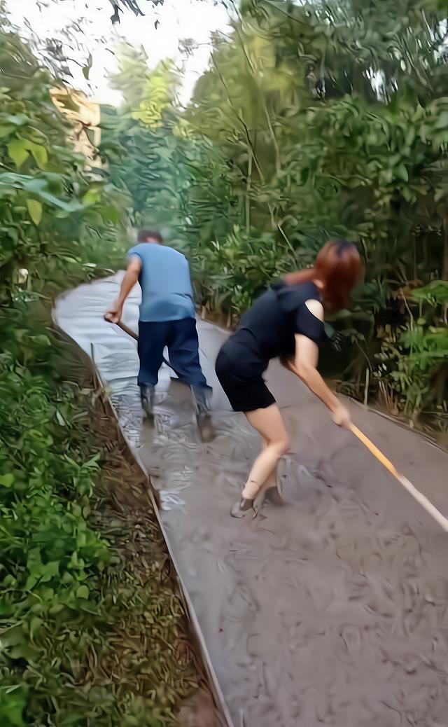 回顾年轻女子相亲被对方各种嫌弃,男子:你家门口连水泥路都没有
