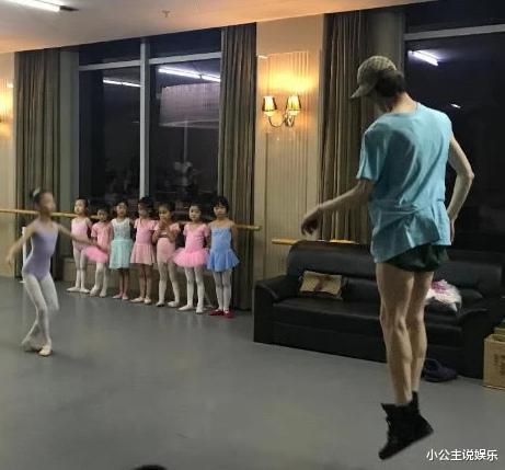 许晴|男版“杨丽萍”：只会跳舞不会自理，无儿无妻全靠学生家长照顾