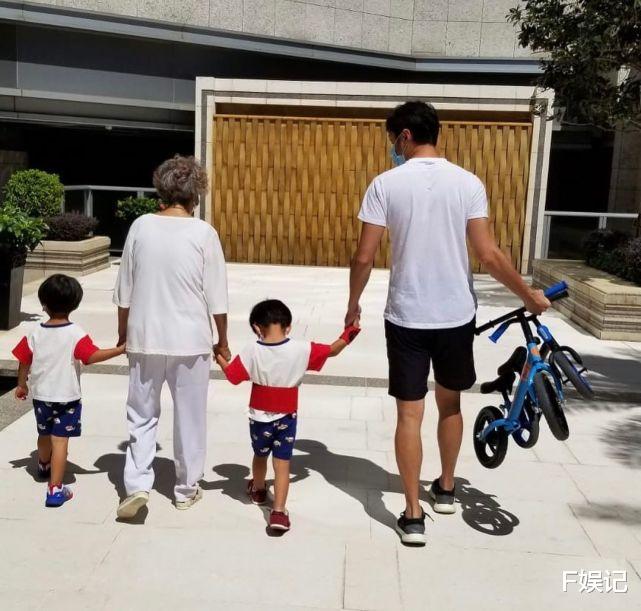 梅小惠|梅小惠和姐姐梅小青一家一起享受家庭乐 四代同堂开心合影很有爱