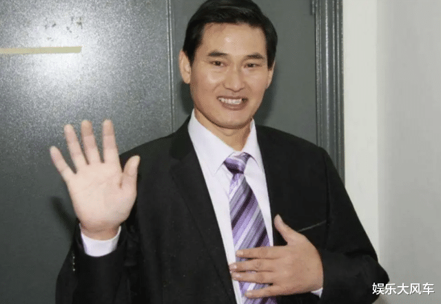 陈萌|陈萌秀朱小伟送的20多箱中秋礼,称其大猪蹄子,网友:陈亚男哭了