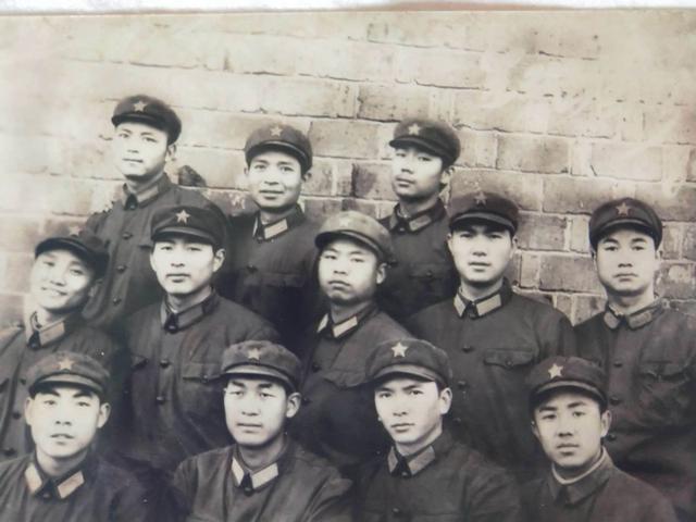 湖北老汉捡一女婴,辛苦养育成女博士,24年后生母带50万上门要人