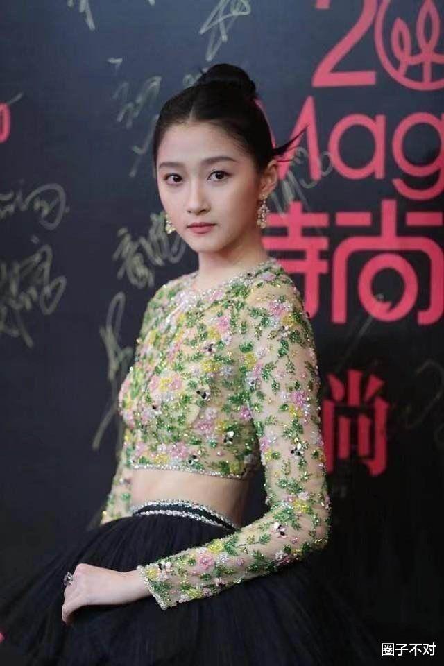 关晓彤|关晓彤早期的造型，放到现在看也依旧很高级，越看越美