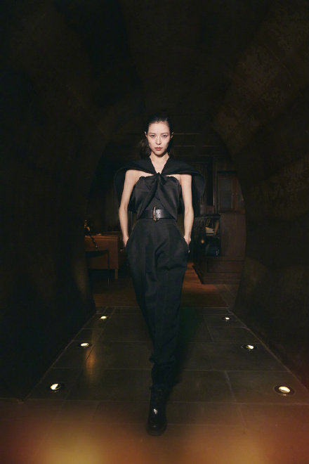 Angelababy|杨颖抠图走红毯遭网友怒谯带坏风气,费加罗风尚盛典红毯着装点评