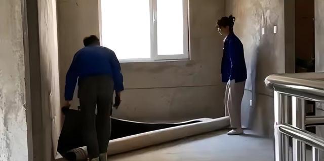 情侣因装修压力大入住毛坯房,爱情只是表面,更多的是心酸