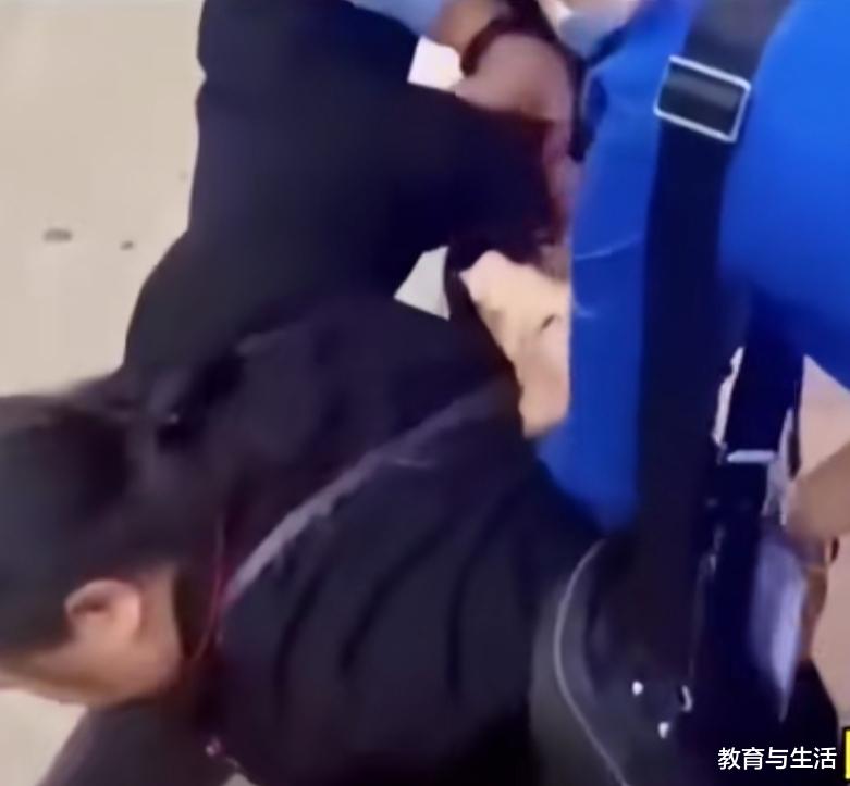 疫情防控期间大妈强硬拒戴口罩被铐:警察打人了