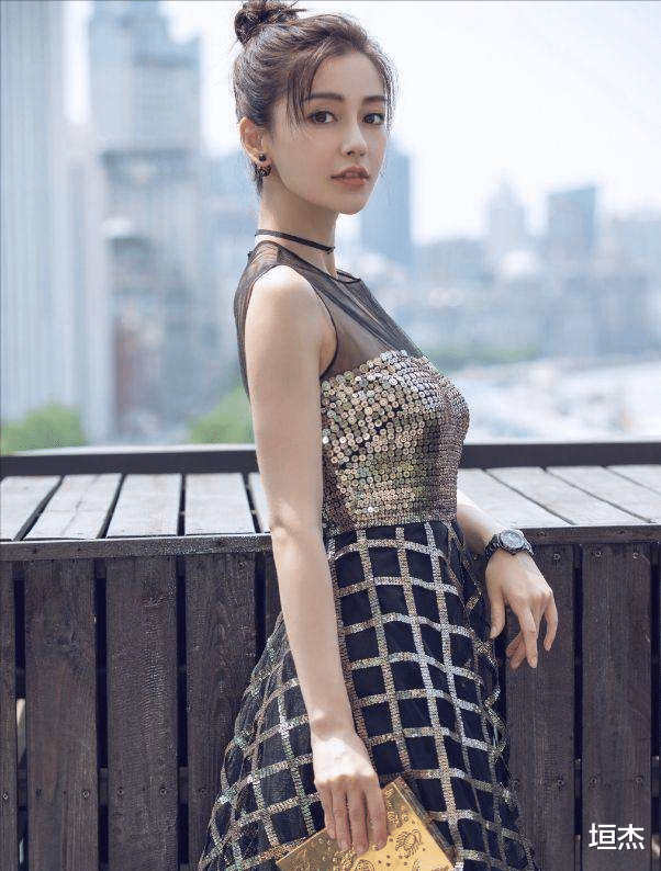 黄晓明|为什么杨颖和黄晓明结婚时候的照片怪怪的，不像她本人？