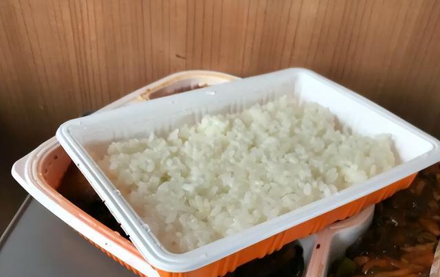 男子吐槽高铁45元一份的盒饭太难吃,被怼,坐飞机去,免费吃盒饭