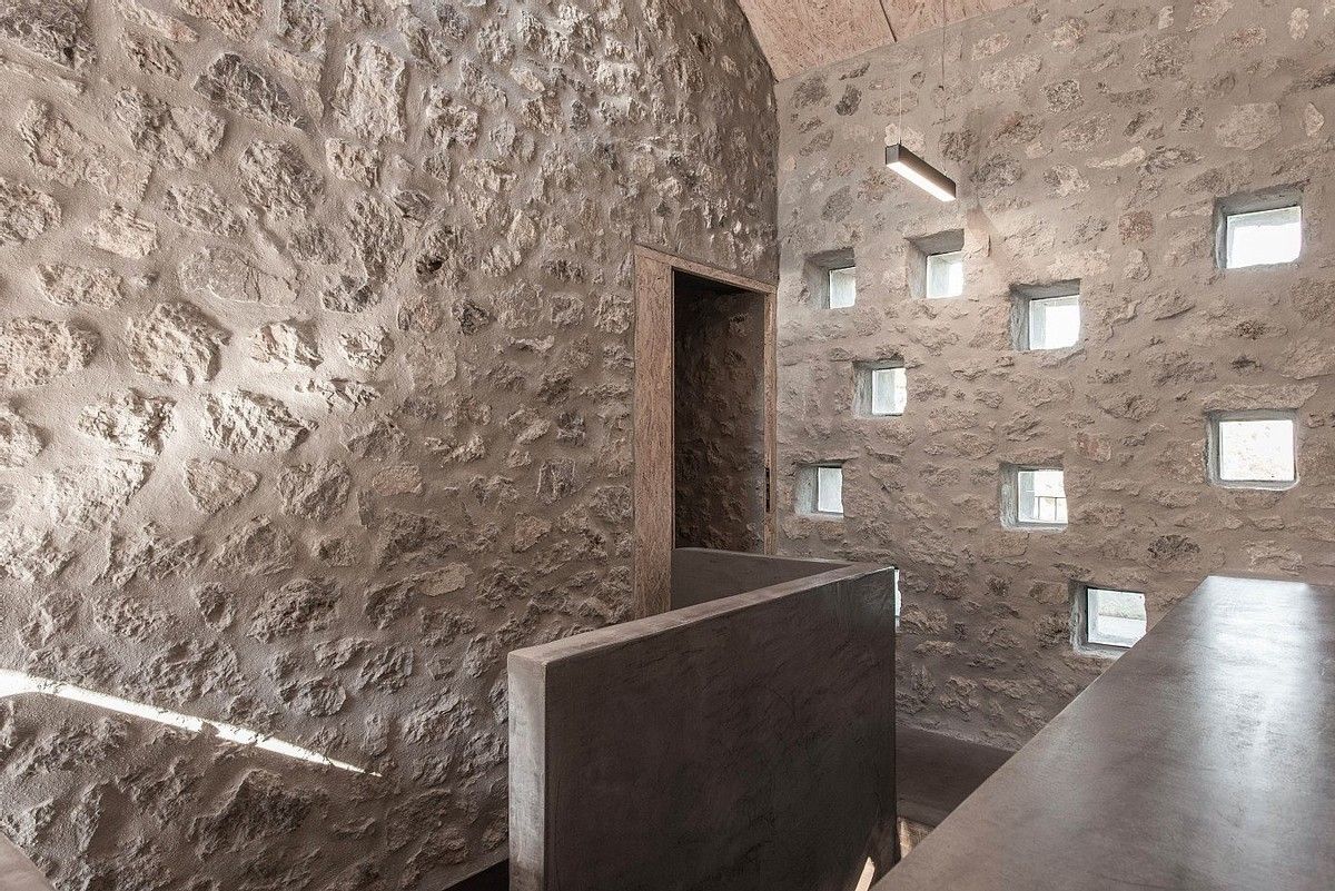 坚持低调主义的夫妇,用石头建造石屋,透着骨子里的高级