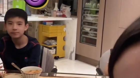 董洁|董洁晒美食视频，透露儿子进入青春期，顶顶换新发型好帅气！