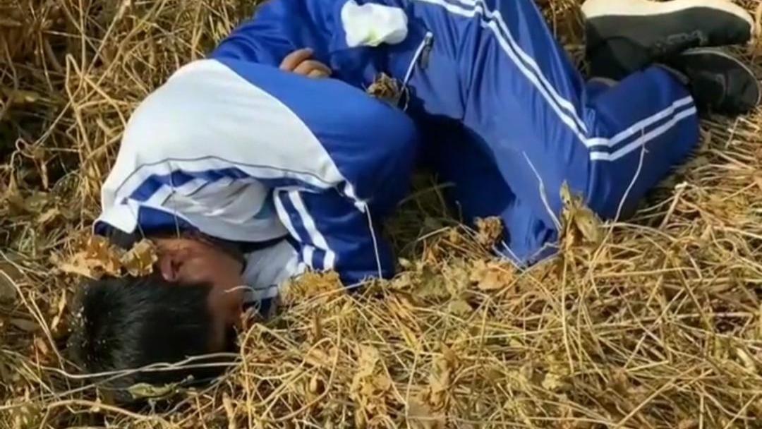 在母亲坟前哭泣的江苏男孩删除了视频：不想被打扰还是卖惨翻车了