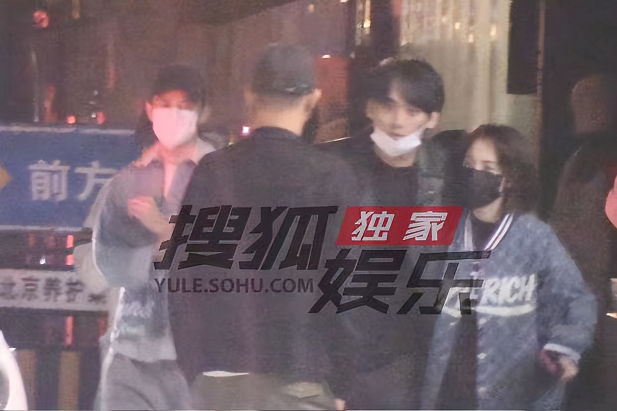 酒吧|33岁当红女星疑有新恋情，与男子深夜酒吧约会，两人牵手关系亲密
