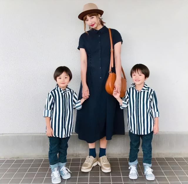 谢娜|谢娜晒女儿照片，双胞胎却看不出是俩姐妹，育儿做法堪称教科书