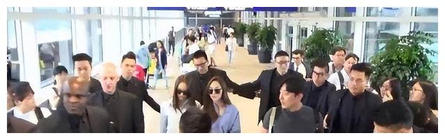 五大老戏骨出行自己推行李，拍戏不带助理以身作则给娱乐圈做表率