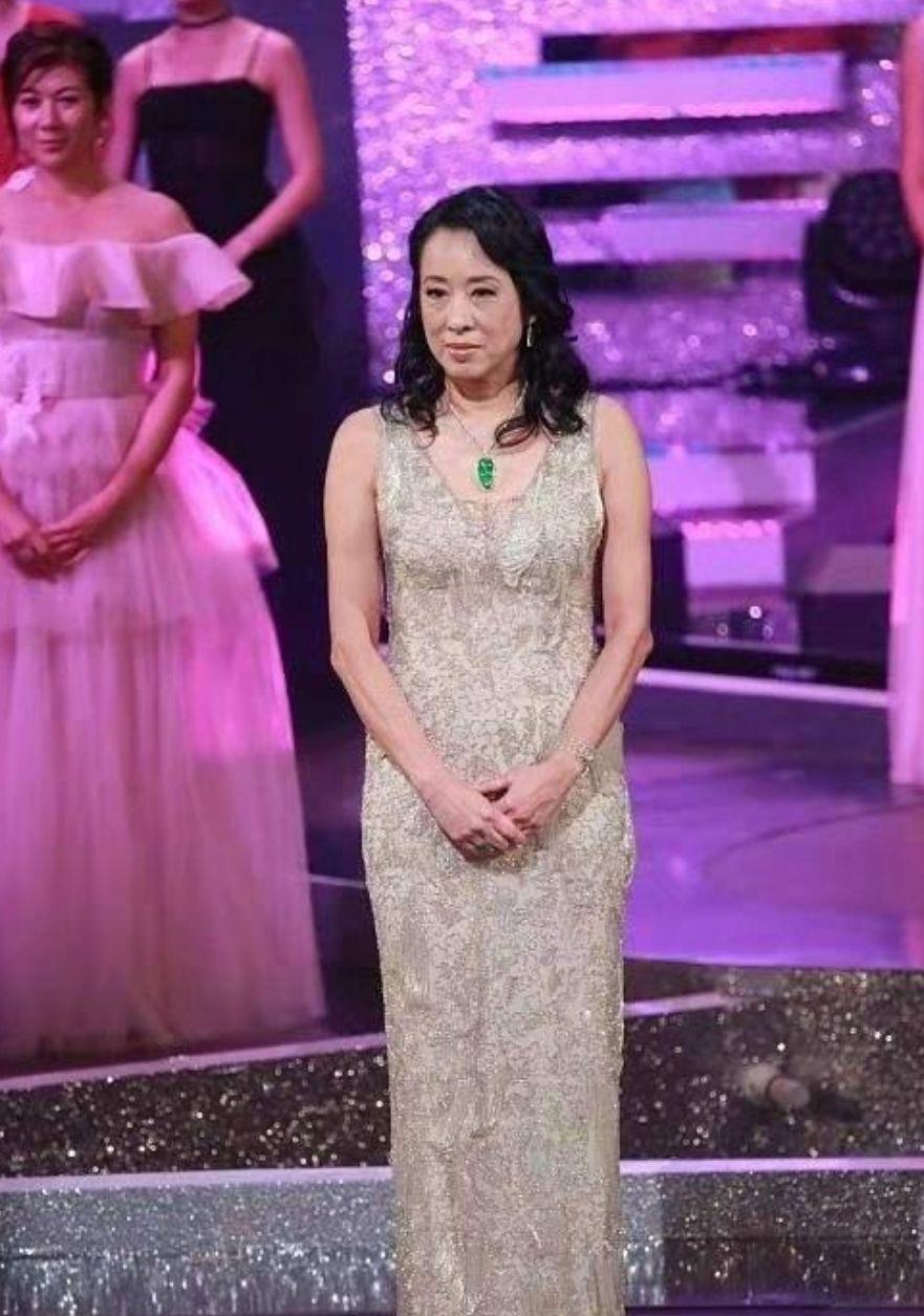 雪中悍刀行|62岁朱玲玲现身活动,挺拔身材太抢镜了,真不愧是“最美港姐”