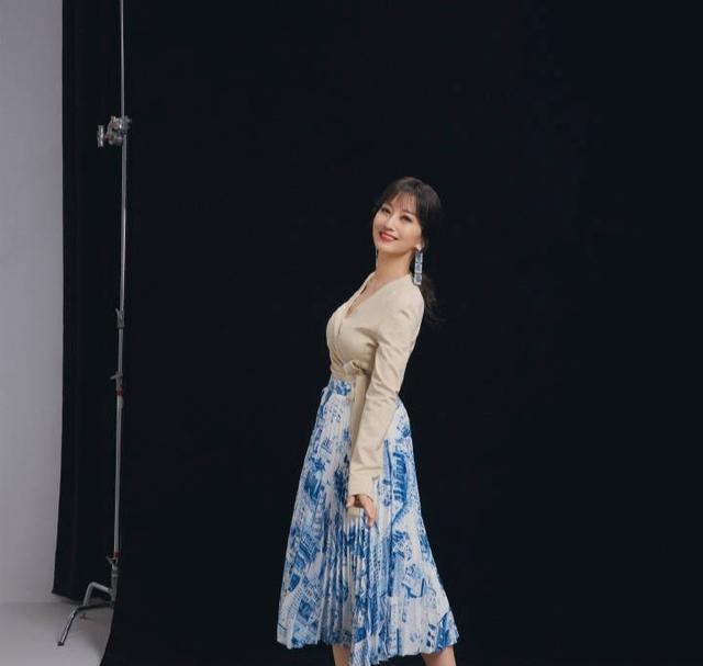 空气刘海|赵雅芝剪了空气刘海更年轻了，优雅气质，穿搭精致，散发迷人魅力