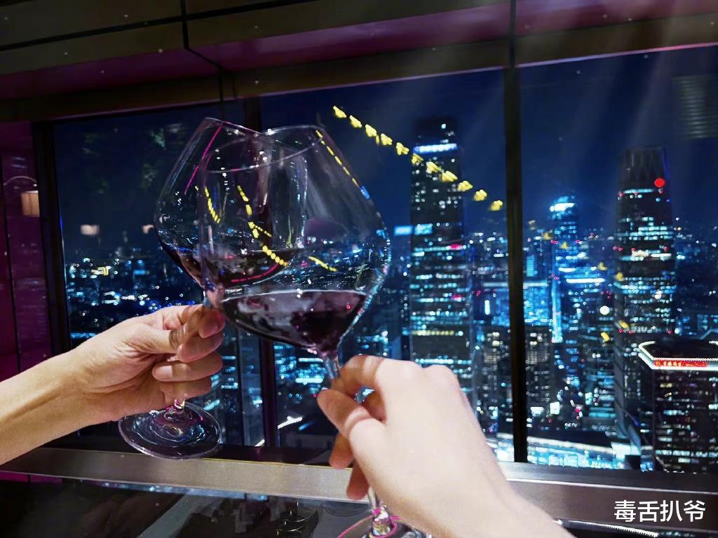 张檬|张檬为老公小五庆生！两人享受浪漫烛光晚餐，拥抱亲吻甜蜜如热恋