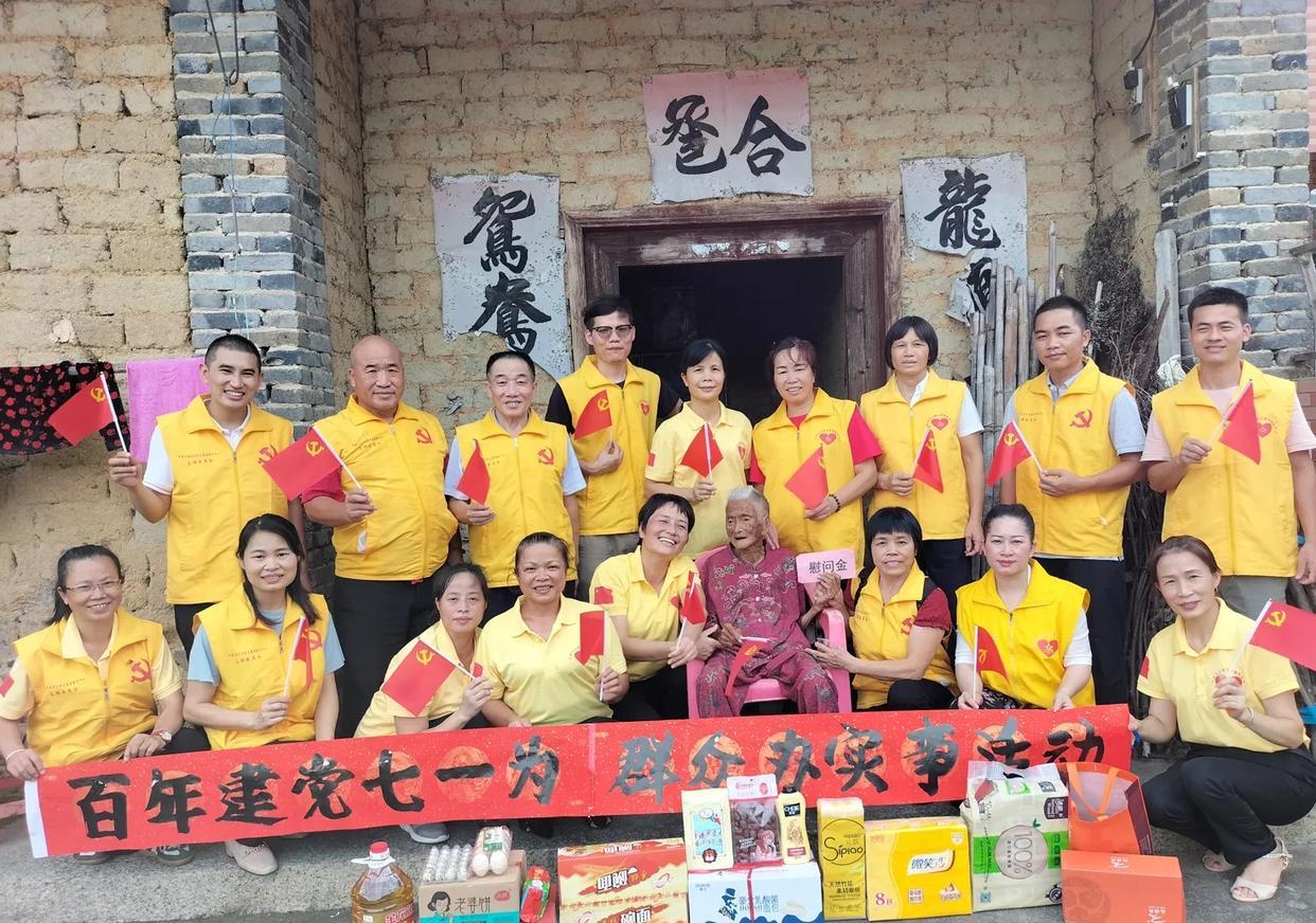 志愿者帮穿衣服老人表情痛苦,摆拍作秀?让老人做工具人