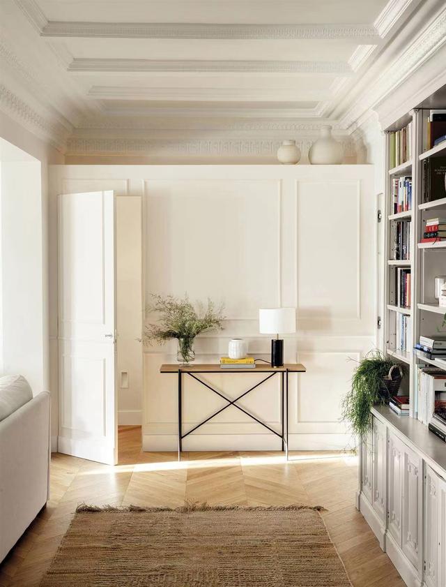 一位西班牙女主的敞亮住所，连踢脚线都是白色，有令人着迷的魅力