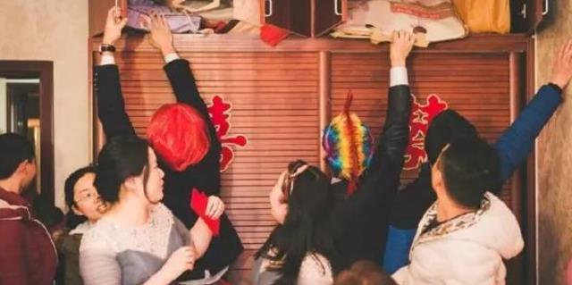 婚闹|起底租来的“职业伴娘”:能喝酒会来事,不收红包,要比新娘丑