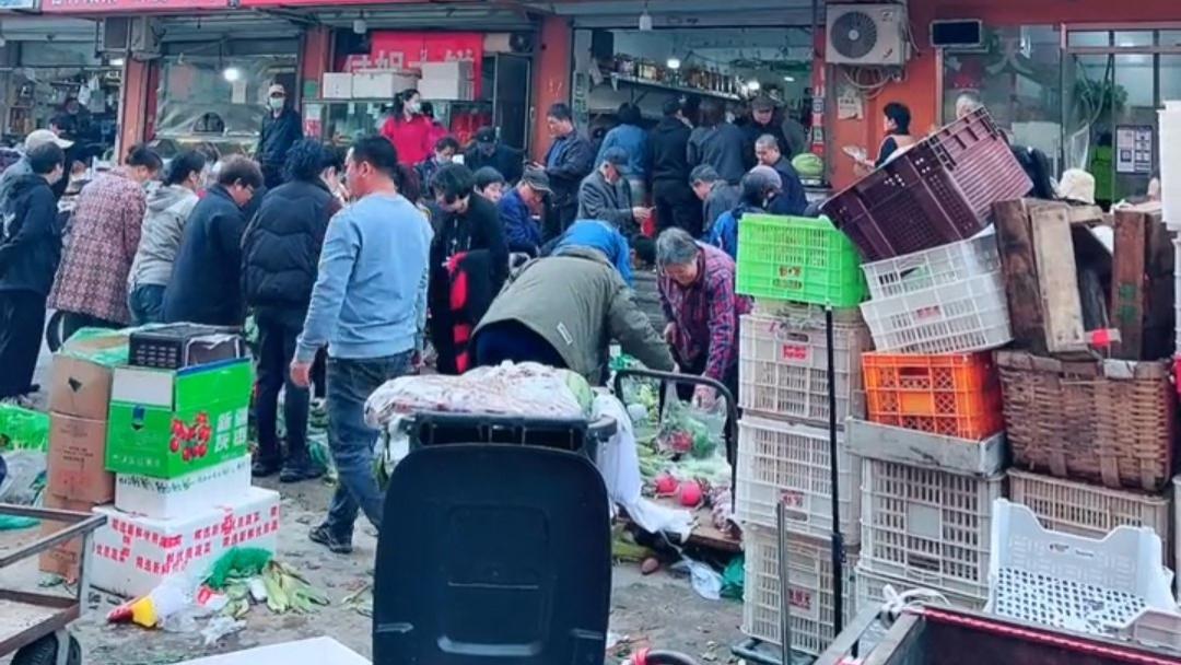 菜店老板追尾去世，邻商组织清货，网友：在天津不意外！