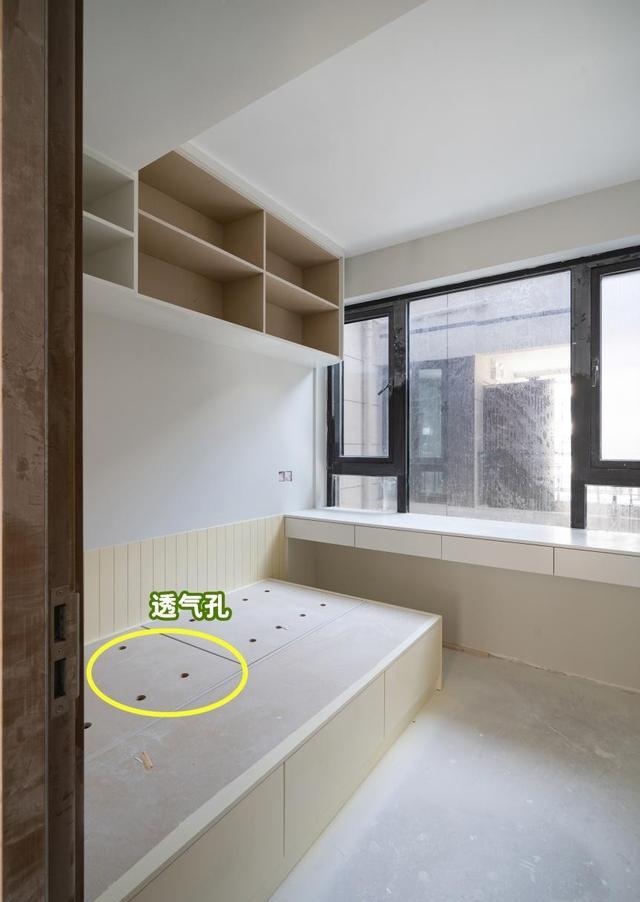 看看日本整理师,被子换季用不着压缩袋,一张床单搞定了,巧妙!