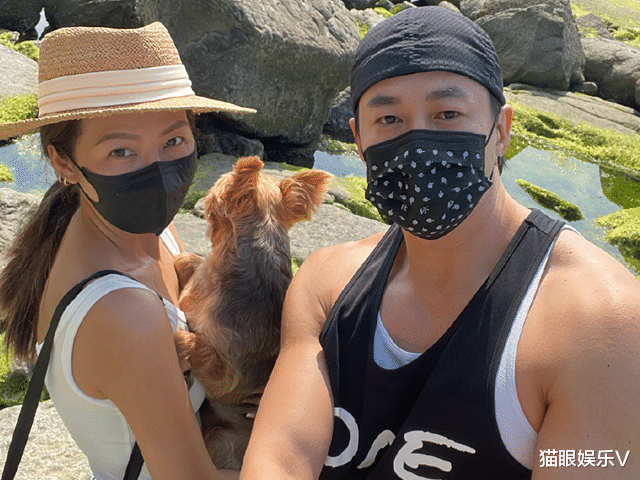 何润东|何润东疯狂秀恩爱,46岁与妻子情侣装素颜出游,手臂肌肉疯狂抢镜