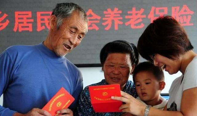 “我爸”60岁退休,又应聘保安,看到首月养老金后,我明白了原因
