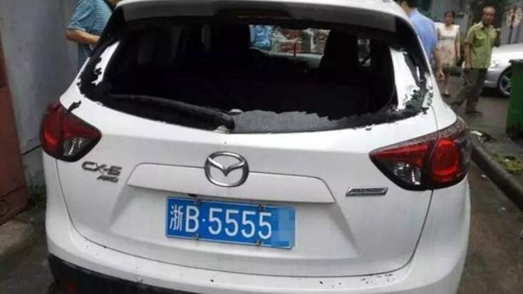 摇到5555车牌，第二天车被砸，保安：管不了，你干了啥没数？