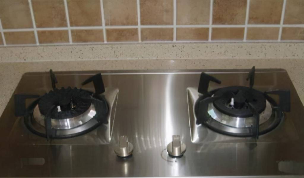 买燃气灶选“玻璃”还是“不锈钢”?行家说:选这种才实用