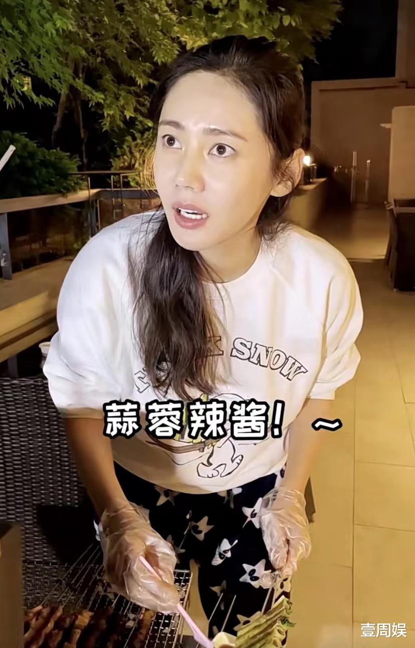 李嘉欣|秋瓷炫在豪宅阳台上撸串，一口啤酒一口肉，唱情歌表白于晓光！