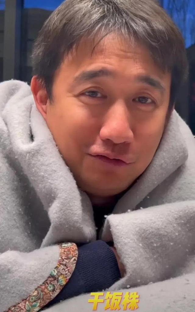 佟丽娅|16岁黄多多太早熟!深V吊带秀事业线 ,黑眼线嘟嘟唇欧美风十足!