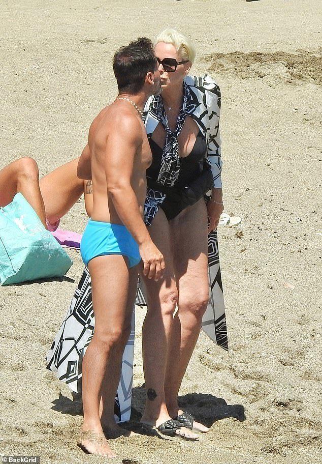 关晓彤|史泰龙59岁前妻和“小丈夫”现身