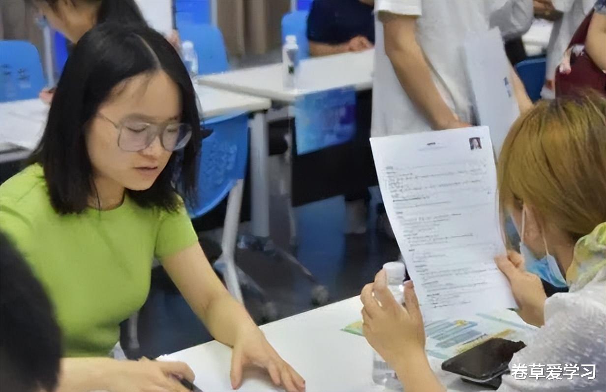 大学生|小学生简历都卷起来了？幼升小学生简历走红，大学生看了自叹不如
