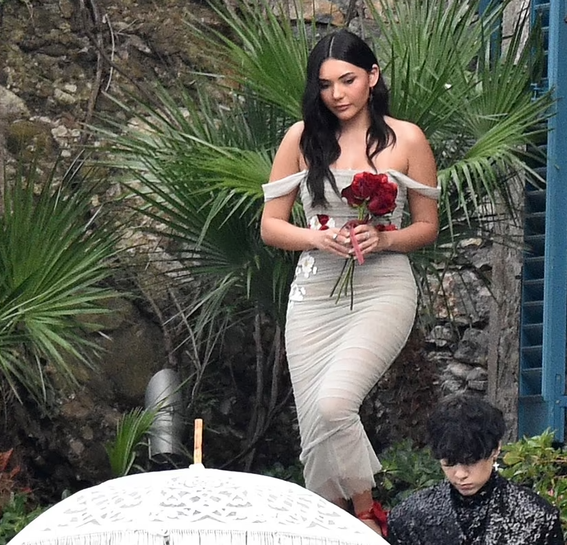 金·卡戴珊|卡戴珊家族大姐婚礼曝光，生育3个子女却依旧美艳，新郎一脸陶醉