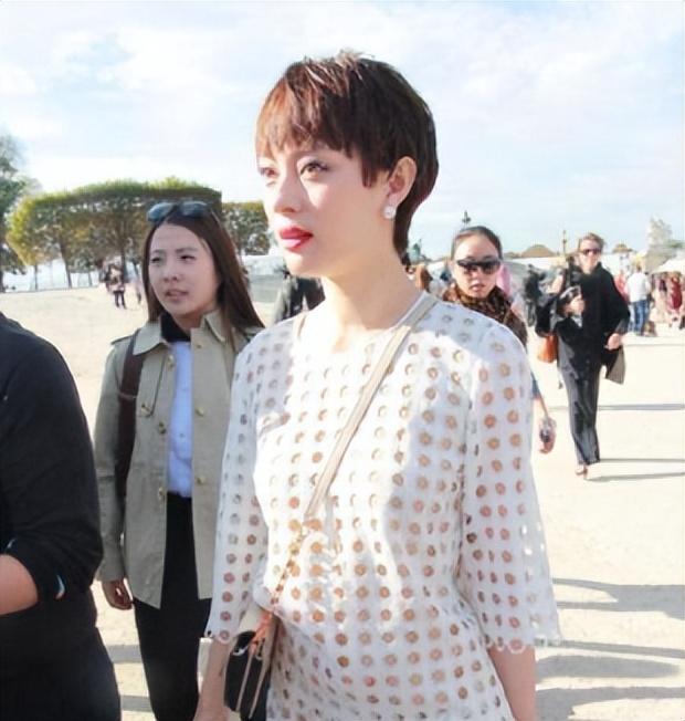 孙俪|孙俪美到国外去了，白色“洞洞装”也穿出高级感，真优雅到骨子里