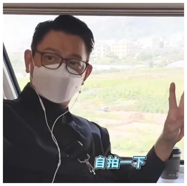 刘德华|刘德华坐高铁好兴奋！激动自拍跟家人分享，还对自己全身狂喷酒精