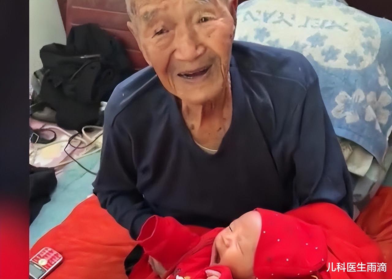 |满月宝宝与高祖父同框，祖孙相差105岁，网友：两个世纪的对视