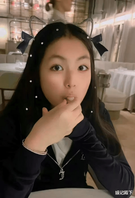 李湘|李湘炫富到病态，吃个饭便觉高人一等，对着服务员的脸狂拍！