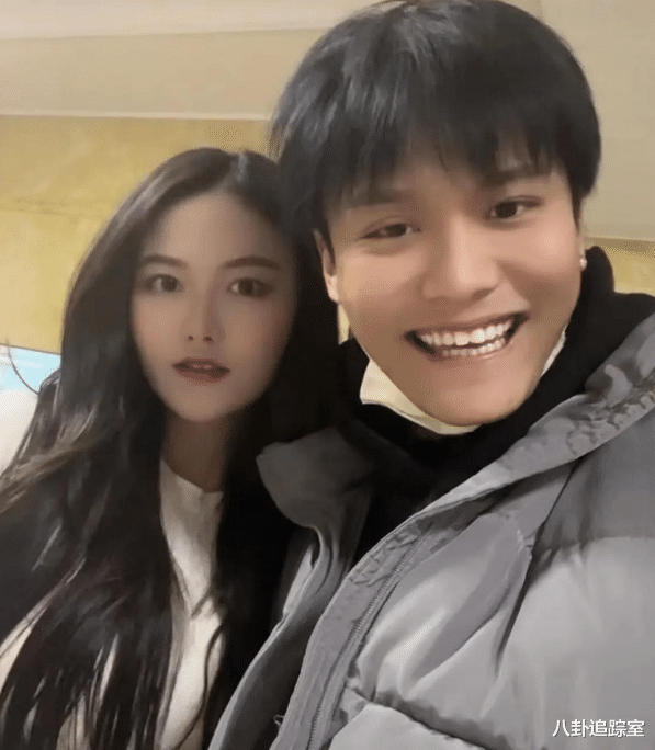 |擦边球?小杨哥直播喂女模特吃荷叶鸡,还让其坐大腿,网友:该封