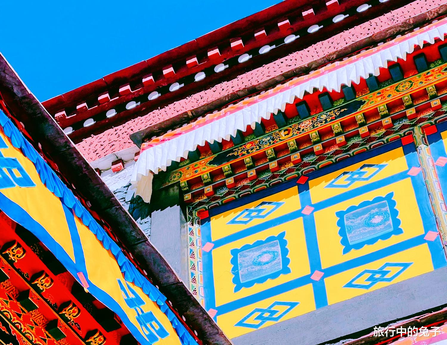 布达拉宫有多奢华?墙面用玛瑙装饰,屋顶全是黄金,还有很多文物