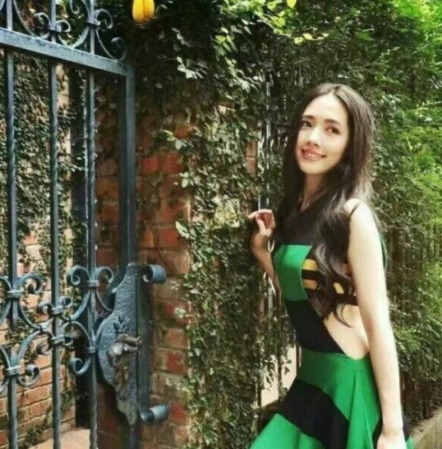 郭碧婷|郭碧婷消失四个月低调露面,带女儿坐头等舱飞香港,身边未见向佐