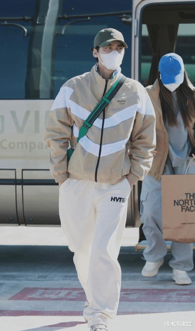 李易峰|李易峰自拍太随性,《操场》生图和精修差距大,粉丝:不一样的拽