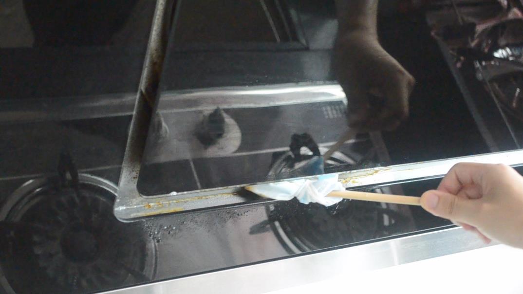 再脏的抽油烟机,不拆不卸,一个口罩轻松搞定,一点油污都没有
