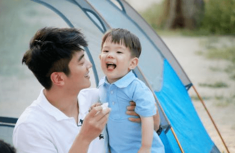 杜江|41岁霍思燕风波后独自带娃会友! 放弃事业回归家庭胖成水桶腰, 凭什么拿捏杜江?