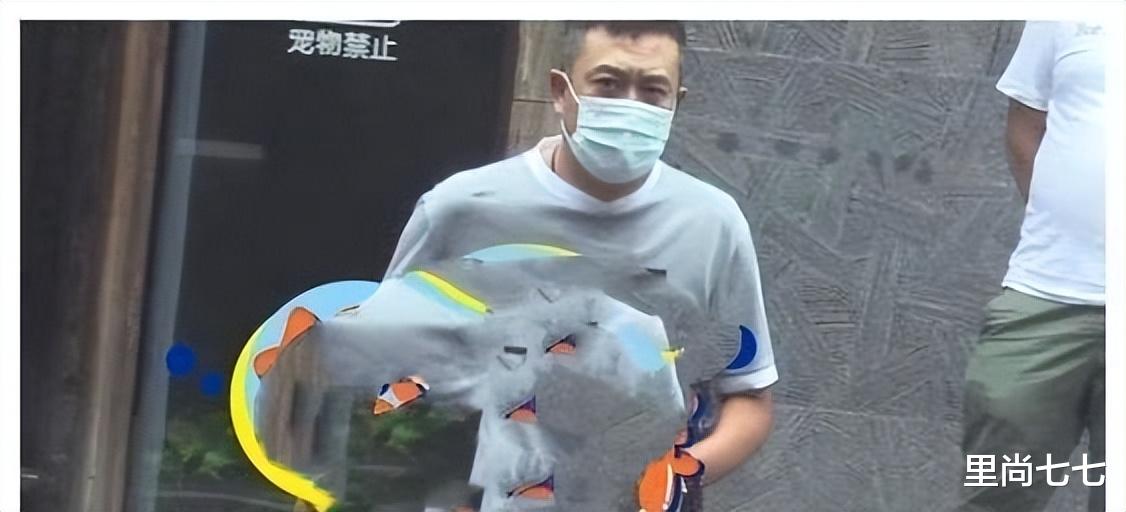 张嘉译一家三口同框,老婆穿大妈装很随性,女儿模样憨厚似他翻版