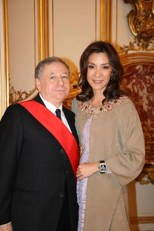 高圆圆|杨紫琼邀富豪大咖庆生！打扮性感紧搂77岁未婚夫，吴彦祖夫妇现身