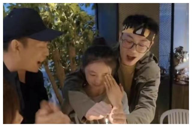 欧阳娜娜|强吻、撩汉、乱认爸爸，这些明星没有分寸感，还是借机“耍流氓”