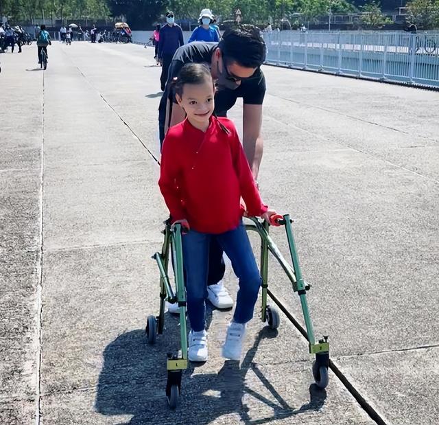 钟丽淇|钟丽淇开派对为长女庆生,12岁女儿不会说话走路